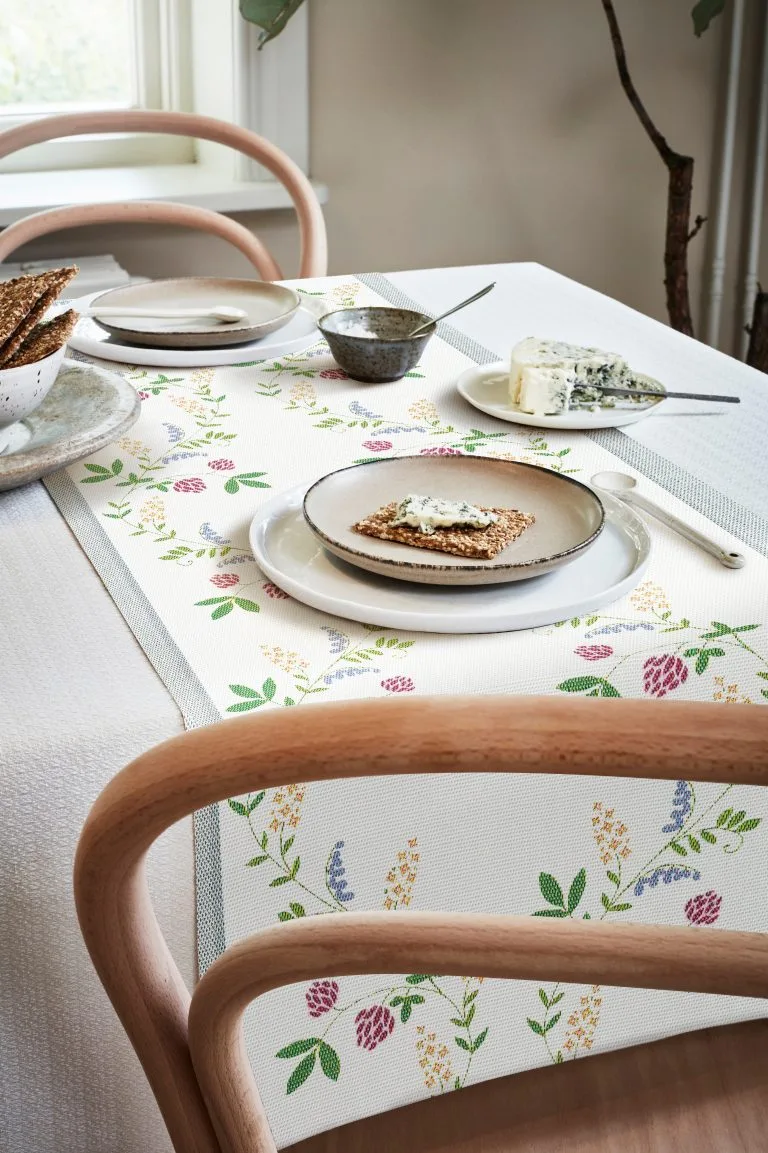 Ekelund Linneväveri Summer Flowers -kaitaliina 4 Ekelund Linneväveri Summer Flowers -kaitaliina - Image 2