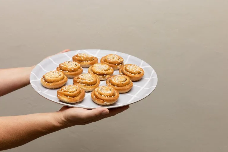 Muurla Checks & Stripes -tarjotin Ø 35 Cm 5 Muurla Checks & Stripes -tarjotin Ø 35 Cm - Image 3