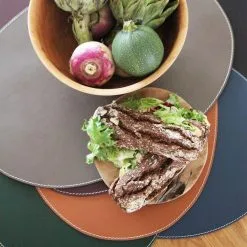 Ørskov Pöytätabletti Nahka Pyöreä 5 Ørskov Pöytätabletti Nahka Pyöreä -Ekelund Linneväveri Kauppa p 24071 03 02 8696042096