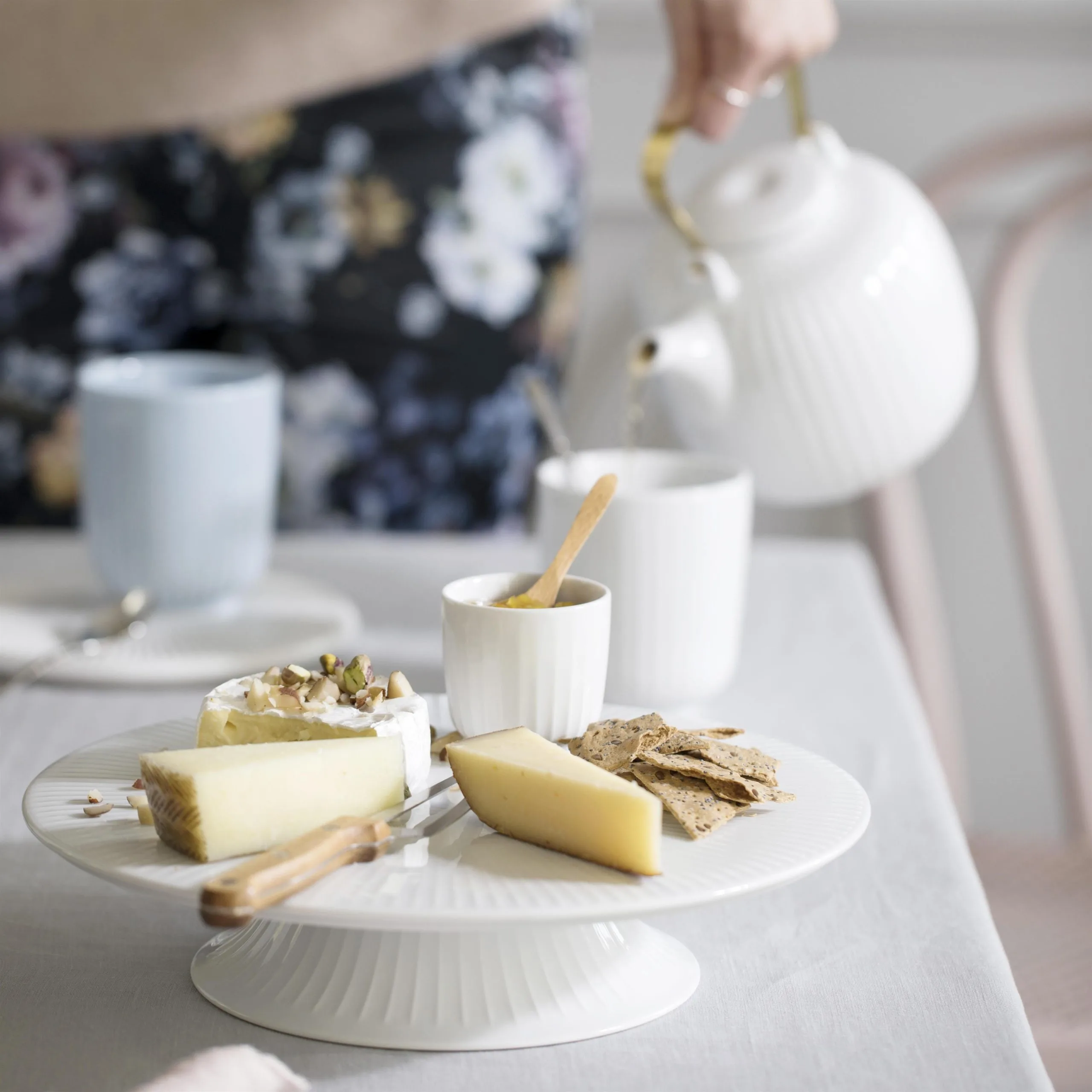 Kähler Hammershøi Jalallinen Kakkuvati, Ø 30 Cm 5 Kähler Hammershøi Jalallinen Kakkuvati, Ø 30 Cm - Image 3